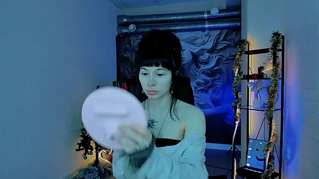 HollyDennis online show from February 3, 9:14 am