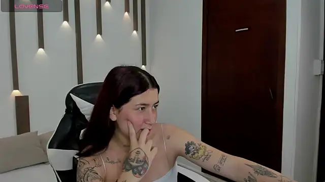 charlottee27  online show from April 9, 2:11 am