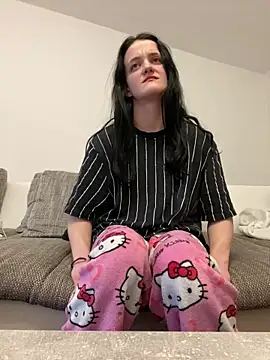 LeonieClaire online show from February 18, 8:32 am