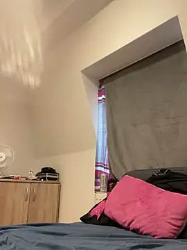 LeonieClaire online show from March 5, 12:01 pm