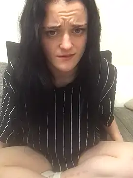 LeonieClaire online show from March 26, 5:40 pm