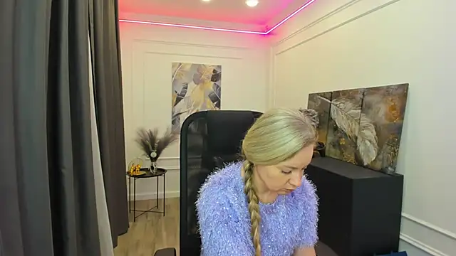 Snapshot of CharlotteKerti chatting on April 6, 12:06 pm CharlotteKerti online show from April 6, 12:06 pm