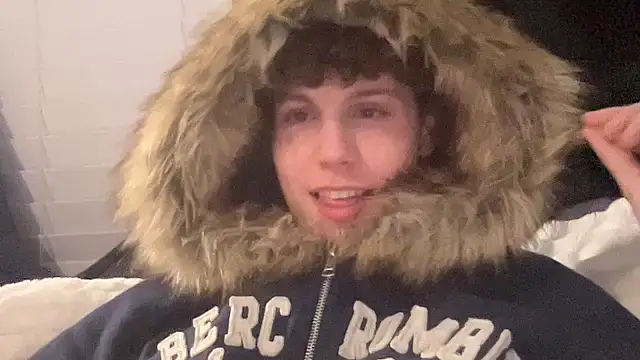 skinnytwinkk online show from February 6, 3:22 am