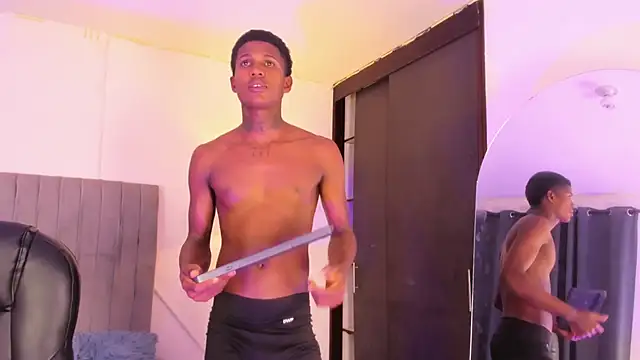 im oleiderr online show from February 8, 4:05 am