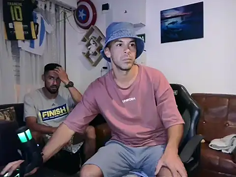 Snapshot of Bluntt55 chatting on February 6, 11:52 pm Bluntt55 online show from February 6, 11:52 pm