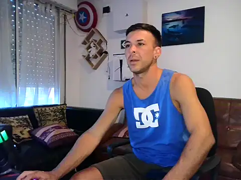 Snapshot of Bluntt55 chatting on February 10, 10:36 pm Bluntt55 online show from February 10, 10:36 pm