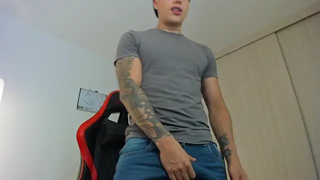 Snapshot of Felipevalbuena chatting on February 10, 1:43 am Felipevalbuena online show from February 10, 1:43 am