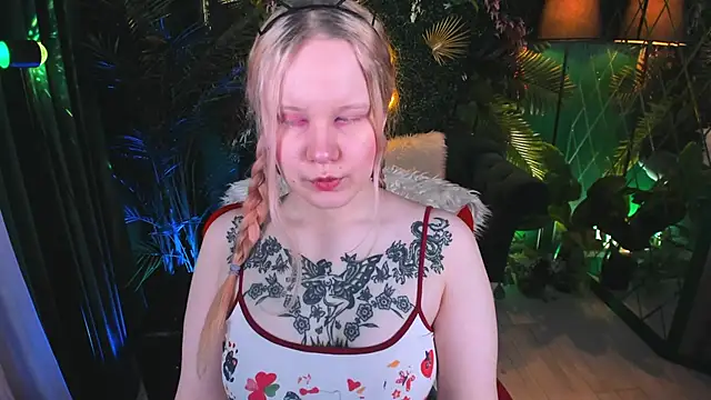 AnnieVibe online show from April 28, 5:29 pm