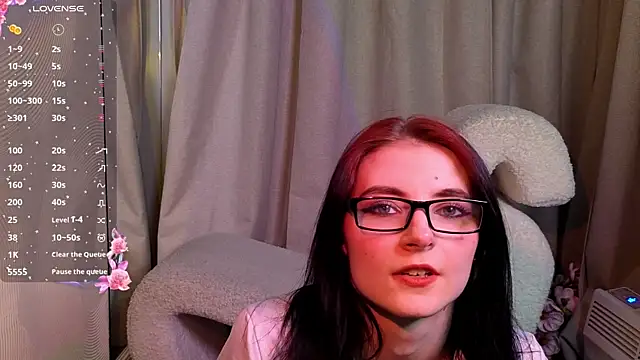 NicoleLuxe online show from April 3, 6:50 pm