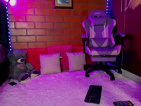 Snapshot of cristalprincess_ chatting on March 4, 10:27 pm cristalprincess online show from March 4, 10:27 pm