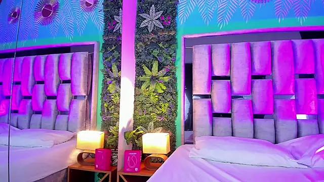 Snapshot of Mari_cooper1 chatting on March 16, 8:57 pm Mari cooper1 online show from March 16, 8:57 pm