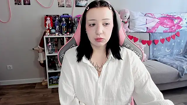 MollysLand online show from March 4, 8:31 am