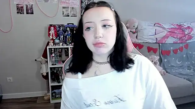 MollysLand online show from March 19, 8:07 am