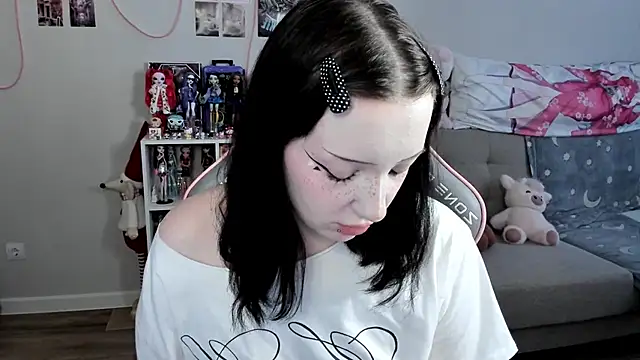 MollysLand online show from March 30, 7:53 am