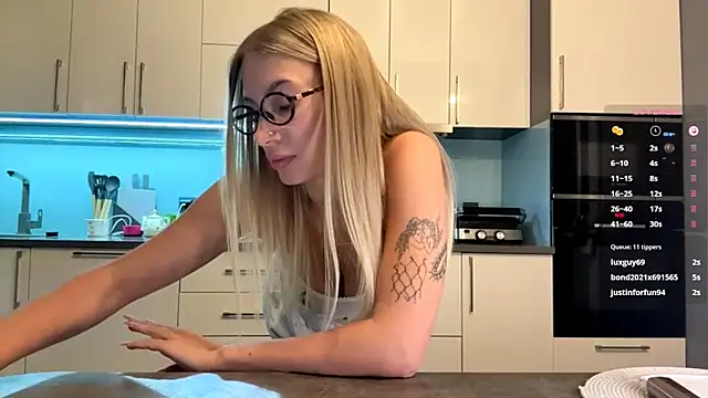 Snapshot of SoftnessMila chatting on March 11, 3:40 pm SoftnessMila online show from March 11, 3:40 pm