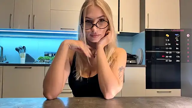 Snapshot of SoftnessMila chatting on April 20, 3:59 pm SoftnessMila online show from April 20, 3:59 pm