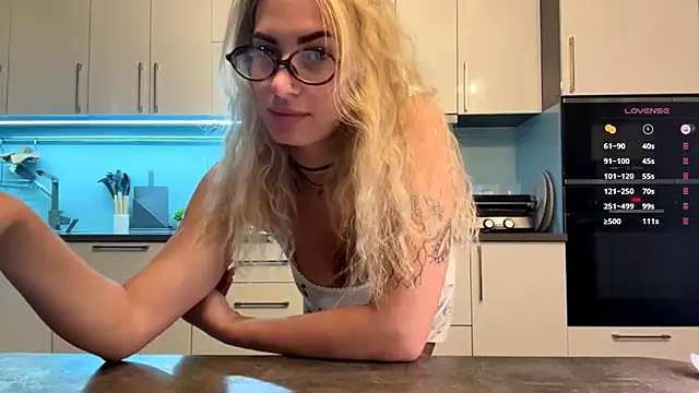 Snapshot of SoftnessMila chatting on April 25, 4:48 pm SoftnessMila online show from April 25, 4:48 pm