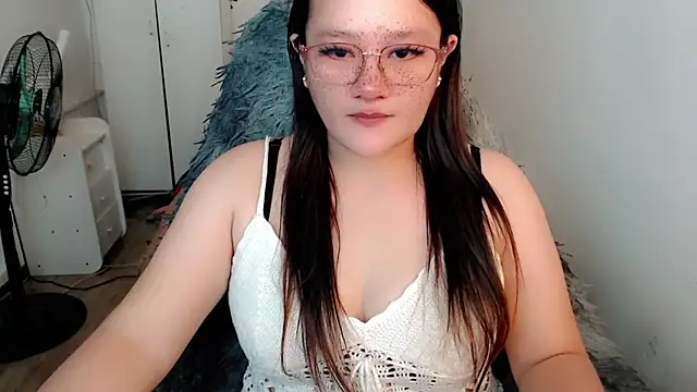 Snapshot of UrLovelyWetPussy chatting on March 9, 9:24 am UrLovelyWetPussy online show from March 9, 9:24 am