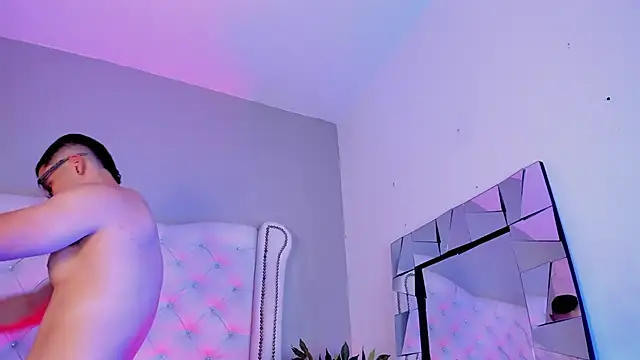 Snapshot of valenssio_moretti chatting on February 24, 9:46 pm valenssio moretti online show from February 24, 9:46 pm