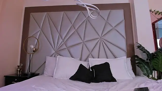 Snapshot of valenssio_moretti chatting on March 4, 8:04 pm valenssio moretti online show from March 4, 8:04 pm