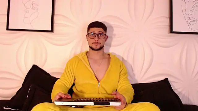 Snapshot of valenssio_moretti chatting on March 13, 3:57 am valenssio moretti online show from March 13, 3:57 am