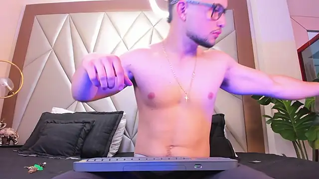 Snapshot of valenssio_moretti chatting on March 14, 4:07 am valenssio moretti online show from March 14, 4:07 am