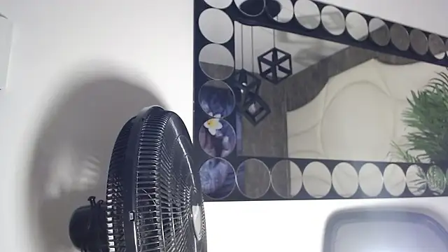 Snapshot of valenssio_moretti chatting on March 17, 3:44 am valenssio moretti online show from March 17, 3:44 am