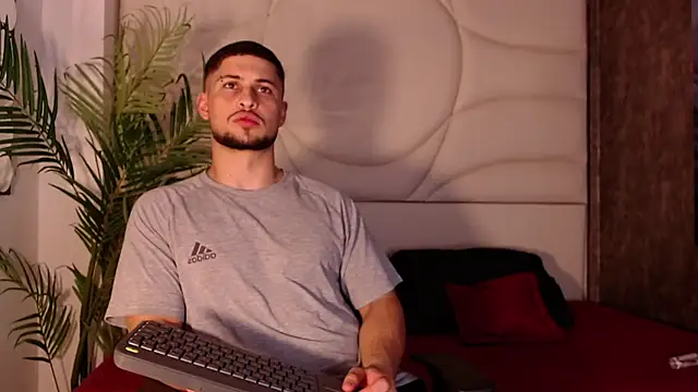 Snapshot of valenssio_moretti chatting on March 18, 3:42 am valenssio moretti online show from March 18, 3:42 am