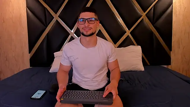 Snapshot of valenssio_moretti chatting on March 20, 2:11 pm valenssio moretti online show from March 20, 2:11 pm