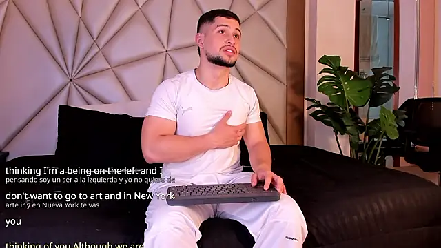 Snapshot of valenssio_moretti chatting on March 30, 3:40 am valenssio moretti online show from March 30, 3:40 am