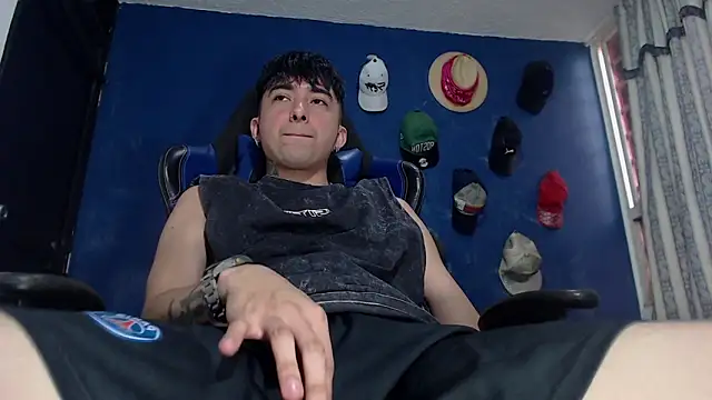 Snapshot of alexnauthy chatting on February 19, 10:06 pm alexnauthy online show from February 19, 10:06 pm