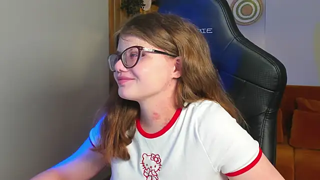 ChloeHalses online show from March 24, 5:01 am