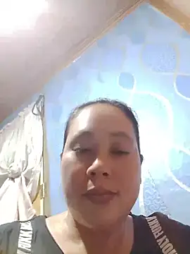Snapshot of May_Bombs chatting on April 25, 3:20 am May Bombs online show from April 25, 3:20 am