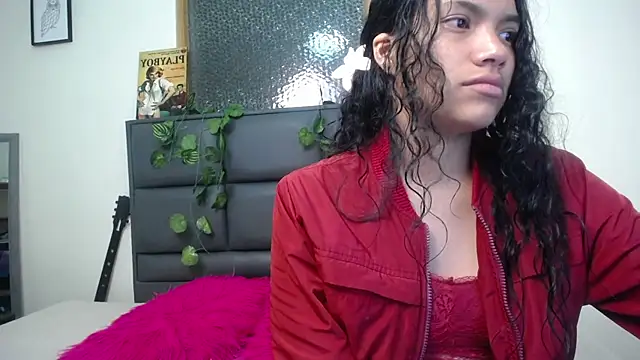 Snapshot of Julieta_Parker chatting on April 28, 3:11 am Julieta Parker online show from April 28, 3:11 am