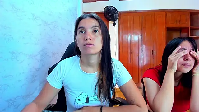 Snapshot of Emily_and_Soffy chatting on March 31, 12:27 pm Emily and Soffy online show from March 31, 12:27 pm