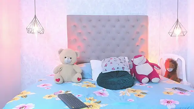 Valeryn Hoot online show from February 6, 6:55 pm