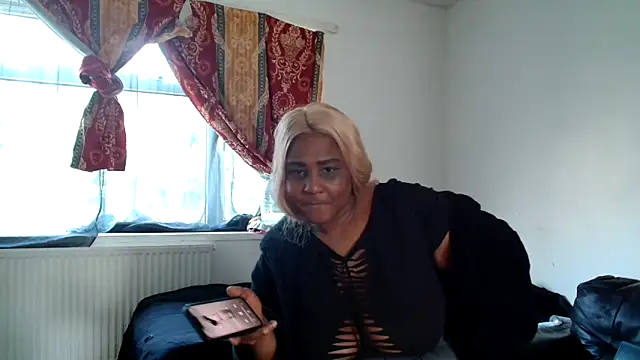 Snapshot of CurvySashia chatting on February 24, 1:20 pm CurvySashia online show from February 24, 1:20 pm