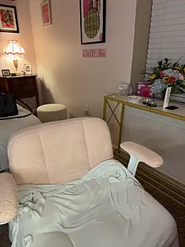 Snapshot of mooviebaby chatting on April 23, 3:41 am mooviebaby online show from April 23, 3:41 am