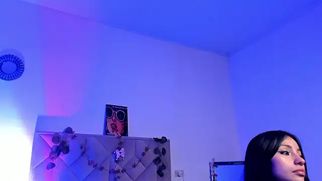 Snapshot of Chloe_Miller_2 chatting on March 7, 6:32 am Chloe Miller 2 online show from March 7, 6:32 am