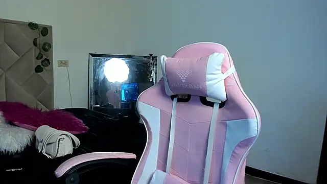 Snapshot of Chloe_Miller_2 chatting on March 17, 7:17 pm Chloe Miller 2 online show from March 17, 7:17 pm