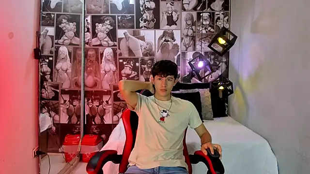 Snapshot of Christian_Foxx chatting on April 18, 11:38 pm Christian Foxx online show from April 18, 11:38 pm