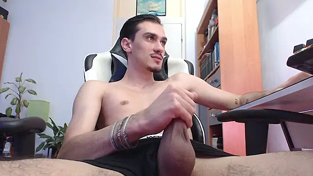 Snapshot of silasluxor chatting on March 6, 9:06 am silasluxor online show from March 6, 9:06 am