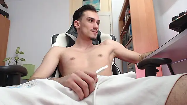 Snapshot of silasluxor chatting on March 22, 10:40 am silasluxor online show from March 22, 10:40 am