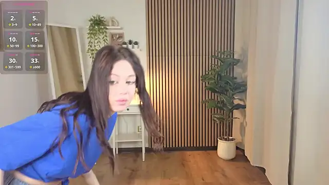 laylaura online show from February 18, 8:32 am