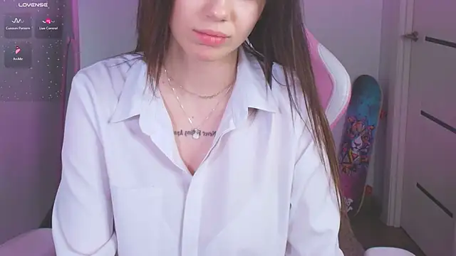 laylaura online show from April 1, 1:41 pm