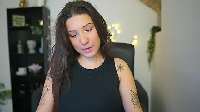 Caylinn18 online show from February 6, 6:11 pm