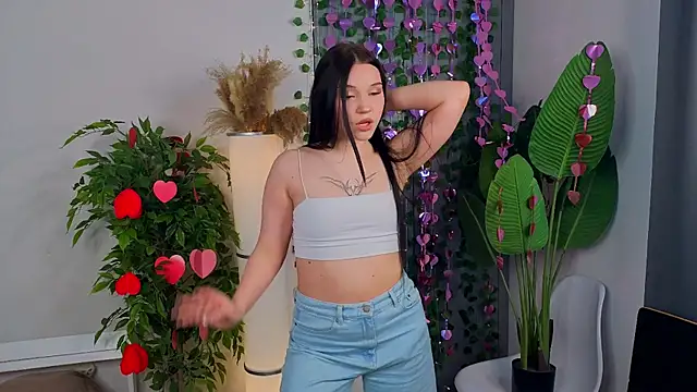 Snapshot of RoxannRunk chatting on February 16, 6:20 am RoxannRunk online show from February 16, 6:20 am