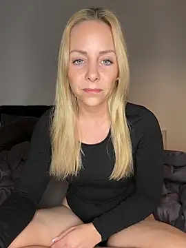 emily-becker22 online show from April 24, 6:10 pm