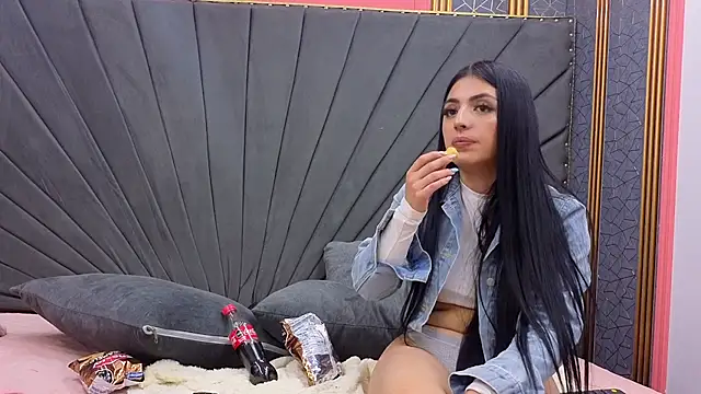 Snapshot of Julieta-Horny- chatting on March 28, 3:39 am Julieta-Horny- online show from March 28, 3:39 am