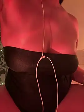 Luvfromesme online show from February 9, 4:05 am